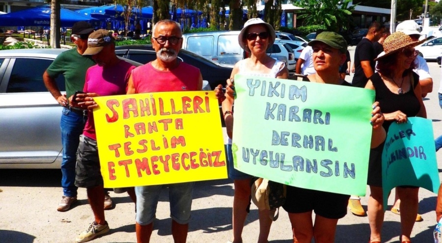 İzmir'de Akdeniz foklarının yaşam alanına iskele kurulmasına, vatandaşlardan tepki!