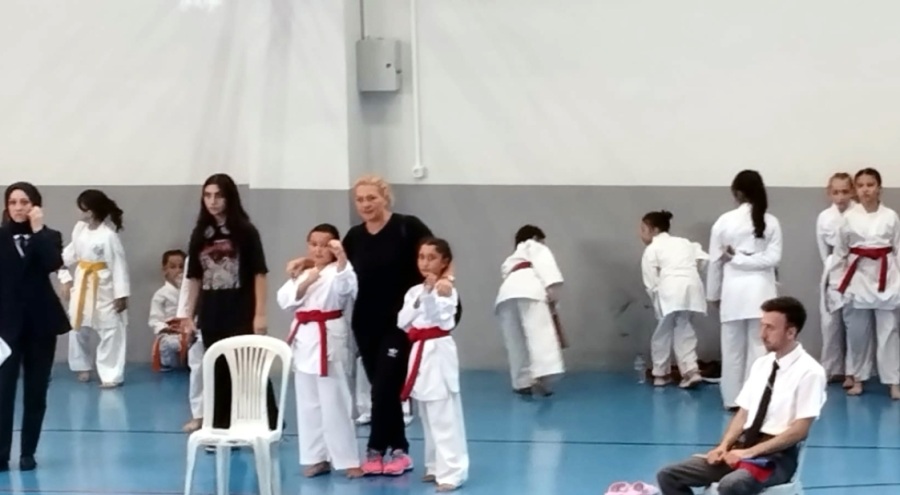 İlk defa katıldıkları karate müsabakasında 6 madalya kazandılar