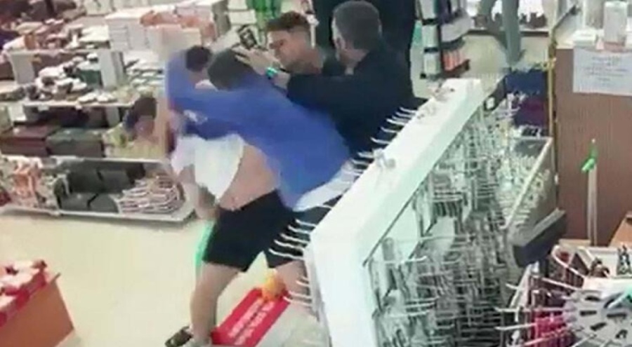 Dinlenme tesisinde otobüs şoförü 'bedava yemek' istedi kavga çıktı!