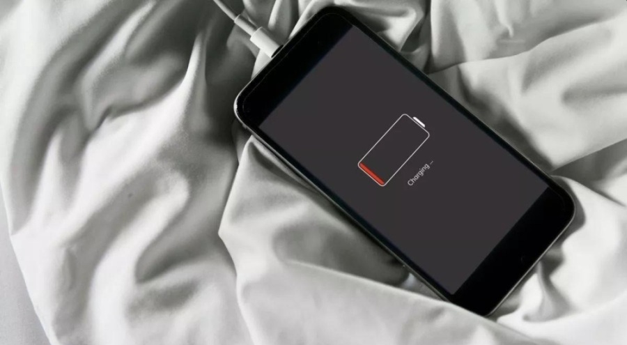 Apple: Şarj olan iPhone'un yanında uyumayın