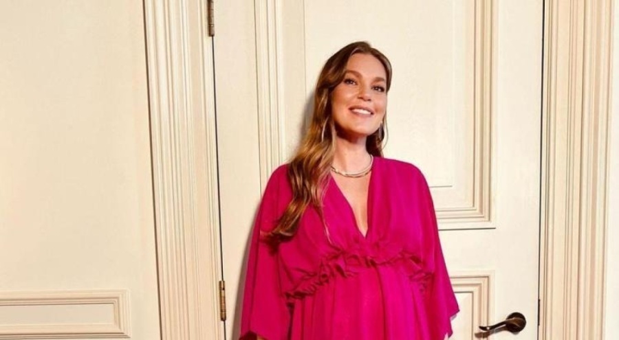 Aslı Enver'den havuz pozu