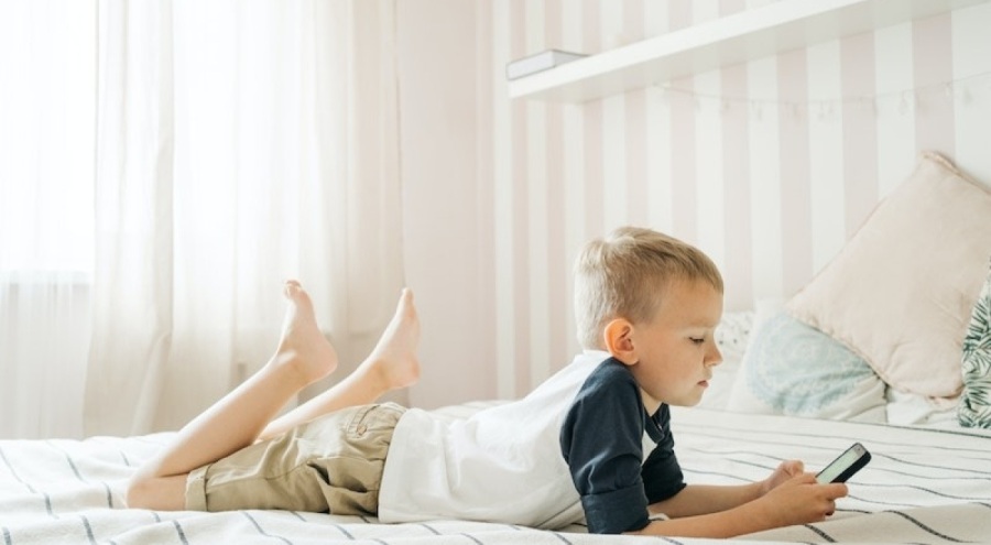 "Cep telefonları, çocuklarda miyop riskini artırıyor"