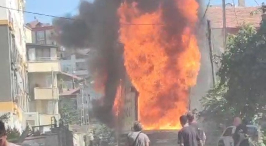 Nakliye kamyonu alev aldı! Yan binaya sıçradı