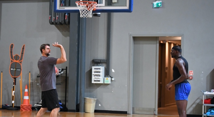 Mehmet Okur'dan yeni sezon hazırlıklarında Tofaş A takıma katkı!