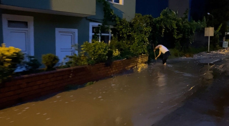 Rize'de sağanak heyelana neden oldu: Çok sayıda ev tahliye edildi