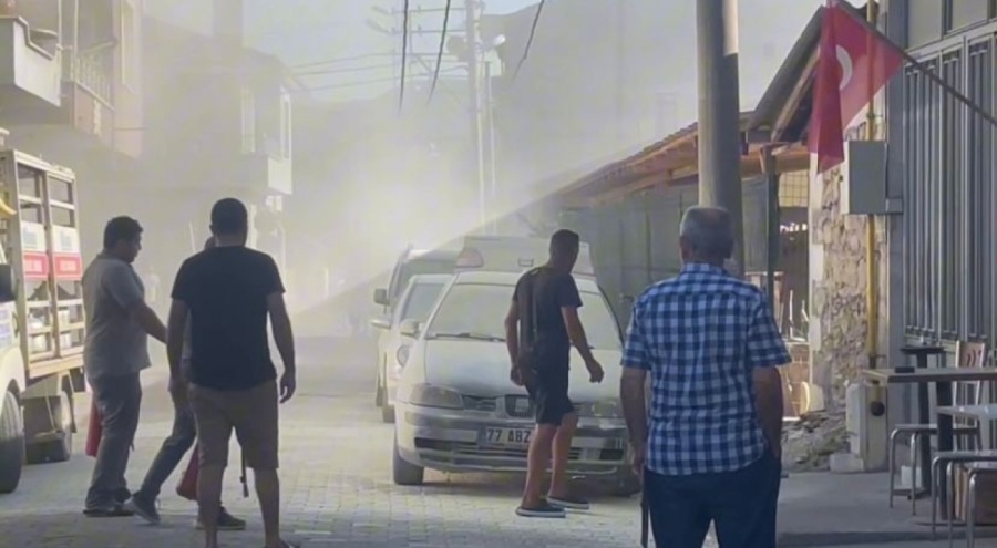 Bursa'da yanan otomobilin yanındaki tüp kamyoneti korkuttu