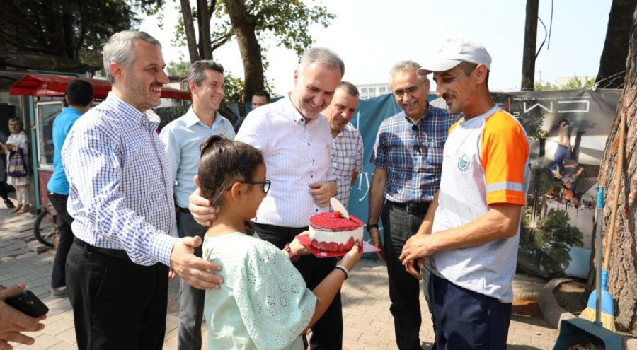 Temizlik personeline sürpriz doğum günü kutlaması