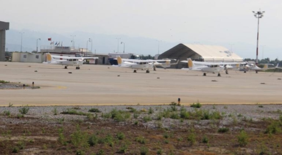 Eğitim uçağı düştü, yaralılar var