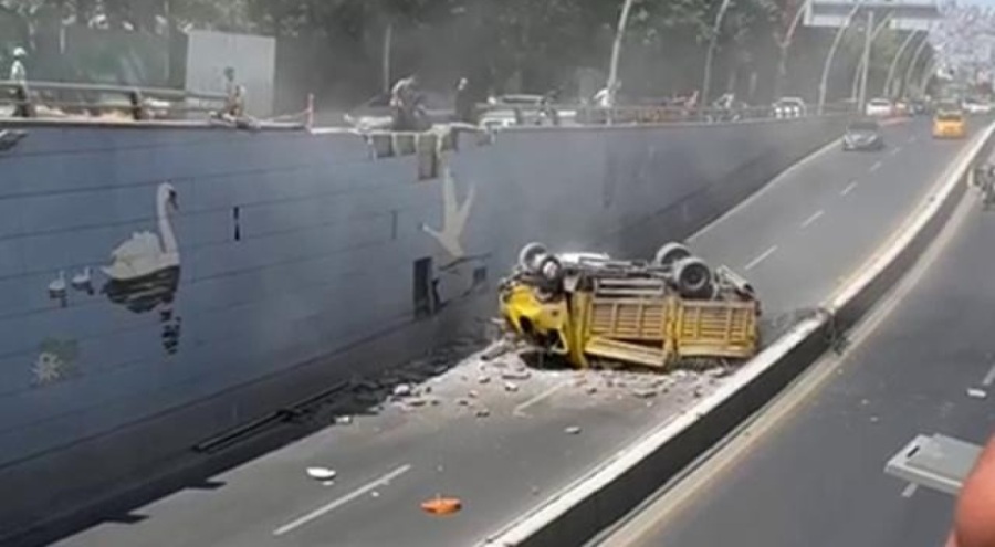 Kuğulu Alt Geçidi'nde kamyon kaputa düştü!