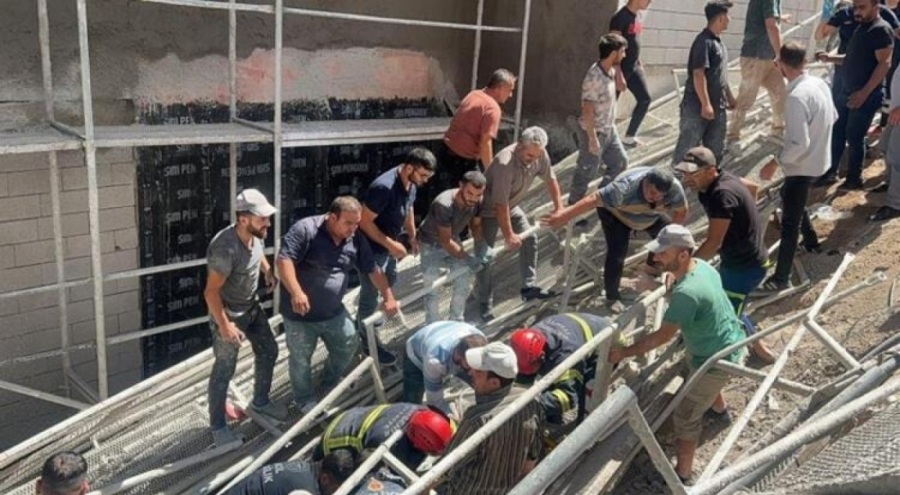 İnşaatın iskelesi çöktü: 2 işçi yaşamını yitirdi