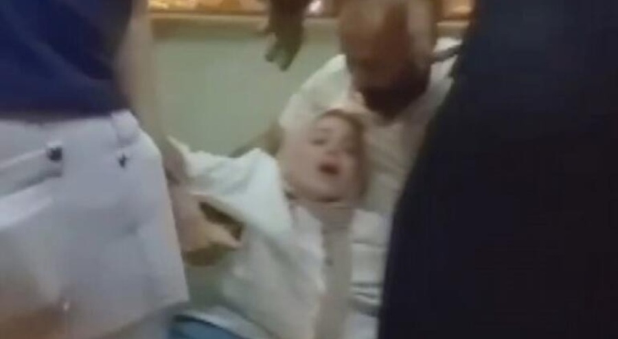 Bebekli kadına saldıran kişiyi yaka paça otobüsten indirdiler