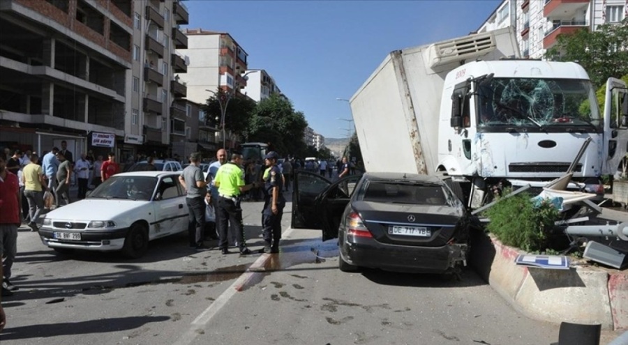 Feci kaza: Freni patlayan kamyon kırmızı ışıktaki araçları biçti!