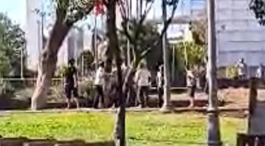 Çocuk parkının ortasında bıçaklı kavga! 7 yaralı