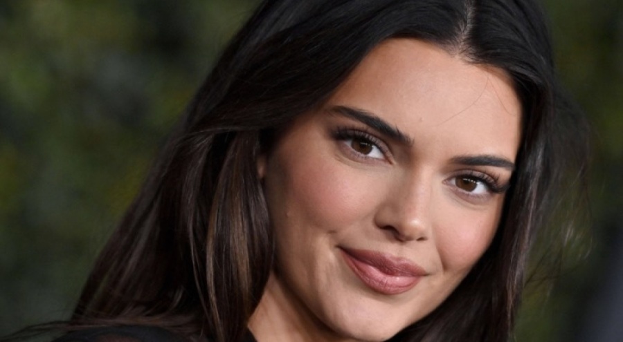 Kendall Jenner'ın atın üstünde çıplak poz verdi