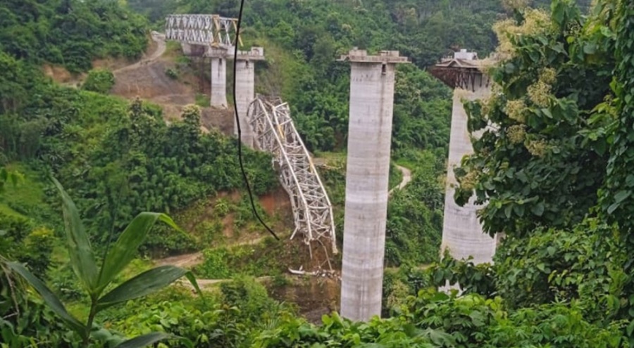 Hindistan'da köprü çöktü, çok sayıda ölü