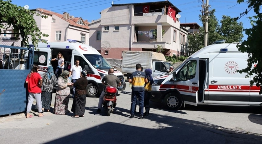 Ev yangını: 3'ü çocuk 5 kişi zehirlendi