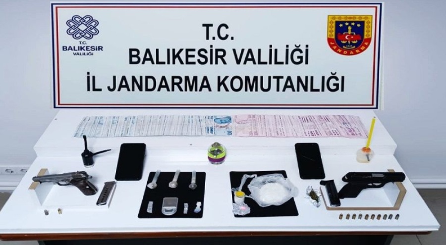 Balıkesir'de silah ve uyuşturucu satıcılarına yönelik operasyonda yakalama