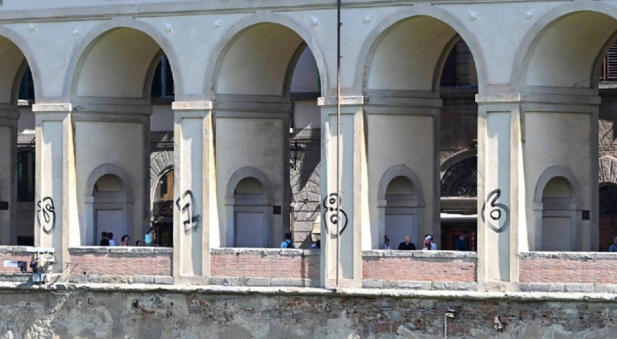 Tarihi Vasari Koridoru'nun dış cephesine sprey boyalı saldırı