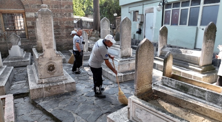 Bursa'da türbe ve cami hazirelerine bakım yapılıyor