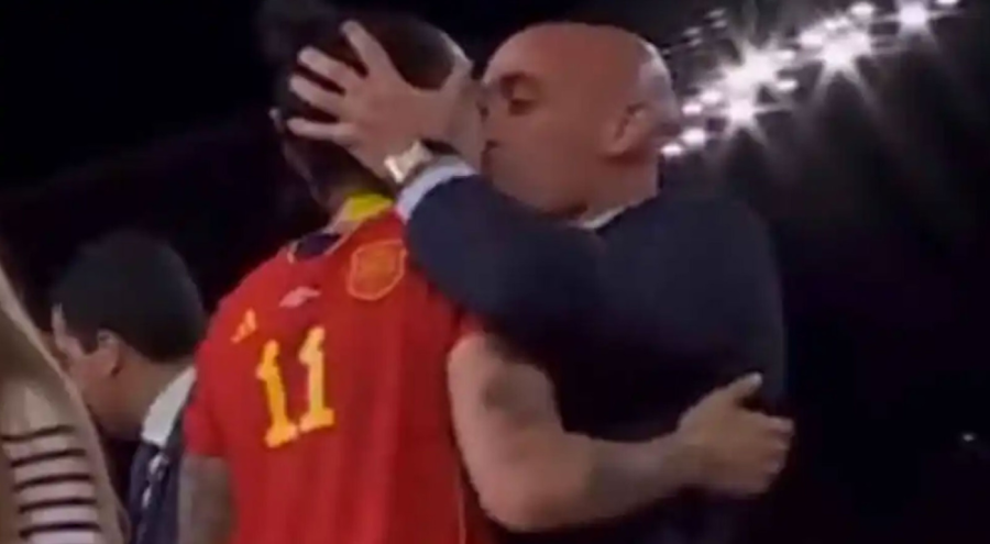 Kadın futbolcuyu dudağından öpen başkana soruşturma açıldı