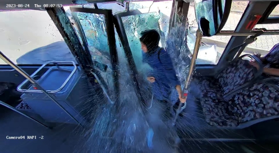 Elazığ'da ciple yolcu otobüsünün çarpıştığı kaza kamerada