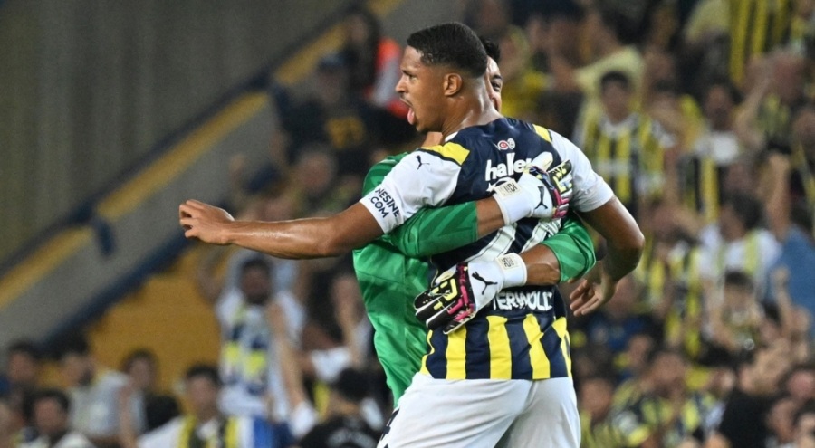 Fenerbahçe'nin futbolcusu Jayden Oosterwolde siftahı eski takımına karşı yaptı