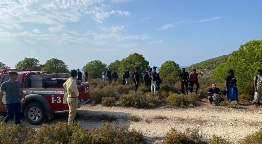 Foça'da ormanlık alanda 62 kaçak göçmen yakalandı