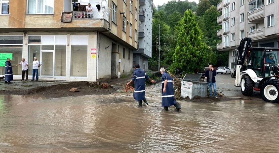 Rize kuvvetli yağışa teslim oldu!