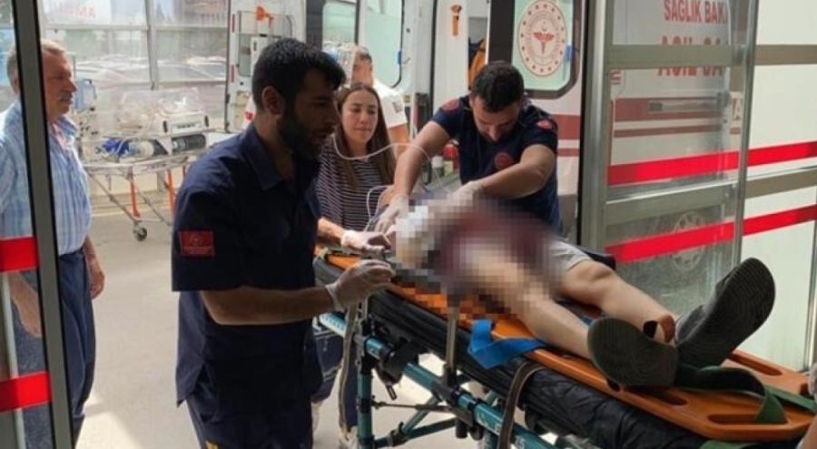 Otomobilin dışına sarkıttığı kolu parçalandı