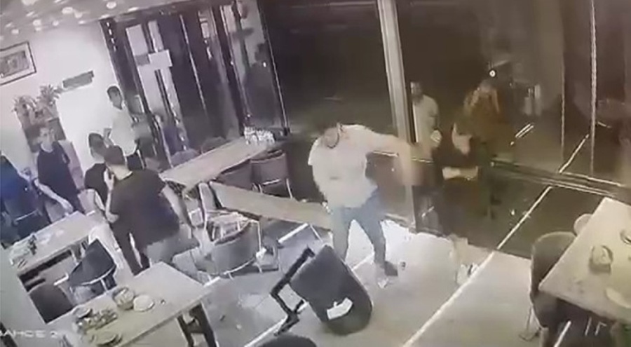 Çorbacıda çıkan kavgada yumruklar havada uçuştu