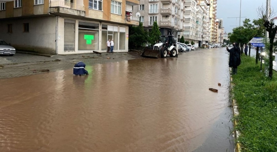 Rize'de sağanak ve heyelan: Evler boşaltıldı, karayolu çöktü