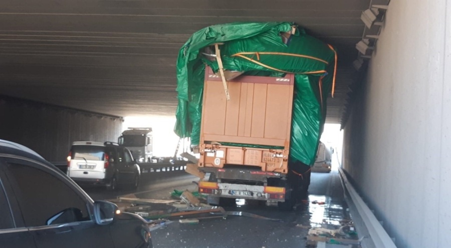 Kocaeli'de kaza! Tır alt geçide sıkıştı