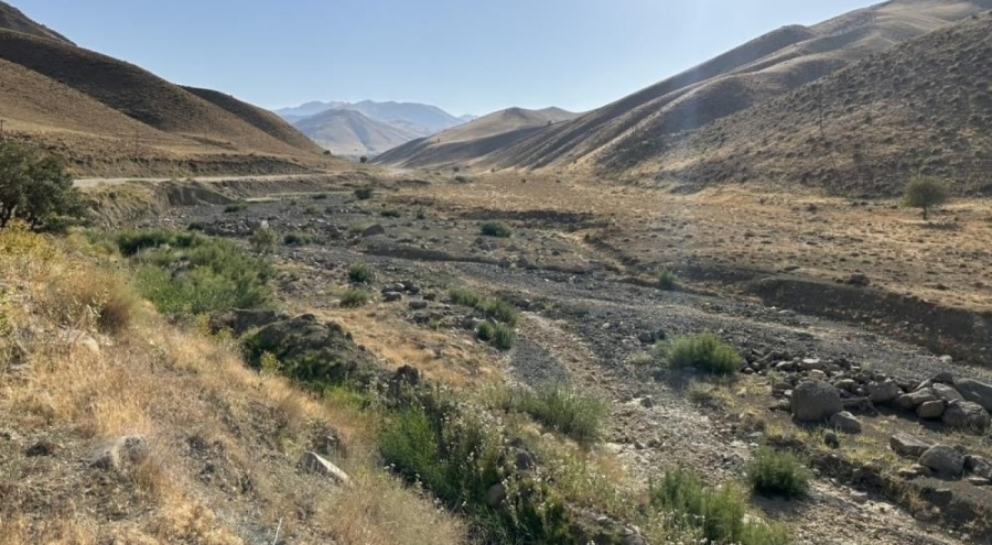 Yüksekova-İran arasındaki dereyi kuraklık vurdu