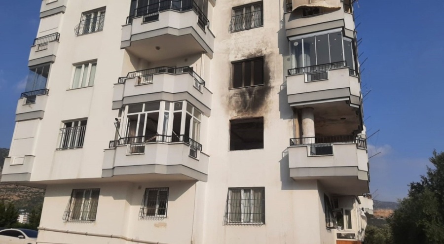 Bir haftada 8 yangın çıkan apartmanın sakinleri, ellerinde sopalarla nöbete başladı