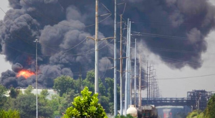 ABD petrol rafinerisinde yangın çıktı!