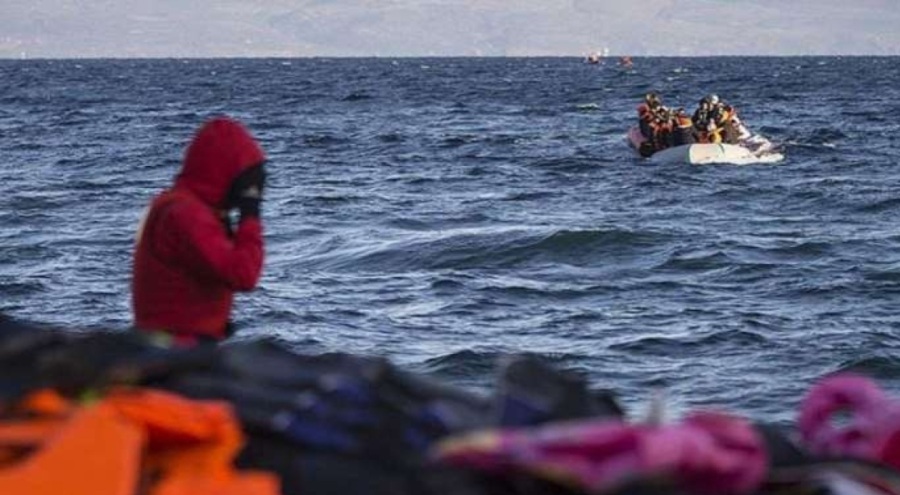 İzmir açıklarında lastik bottaki 22 düzensiz göçmen kurtarıldı