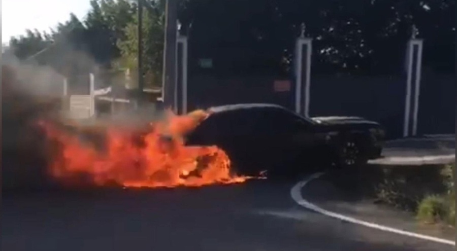 Otomobil alev alev yandı, sürücü ölümden döndü