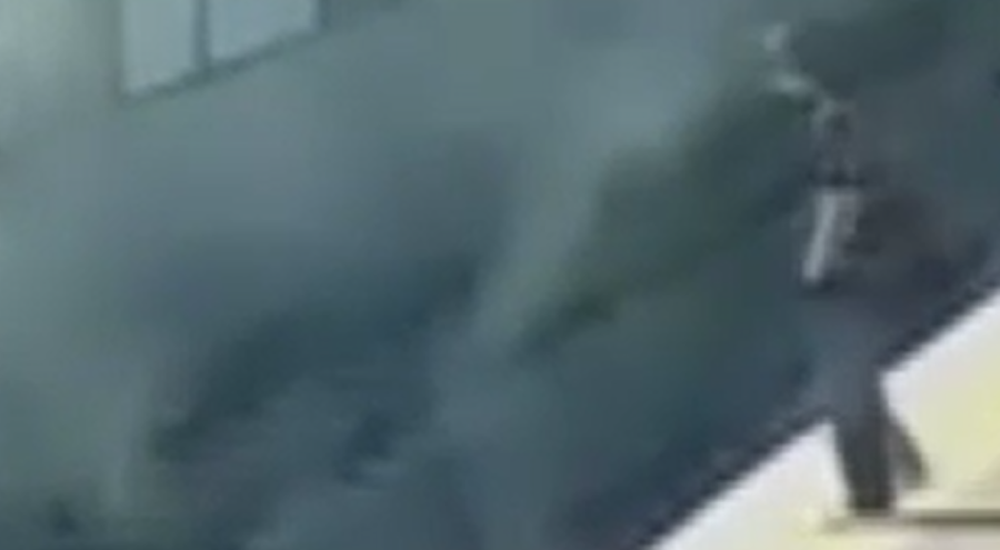 Marmaray'da korkunç anlar: Tren gelirken raylara atladı