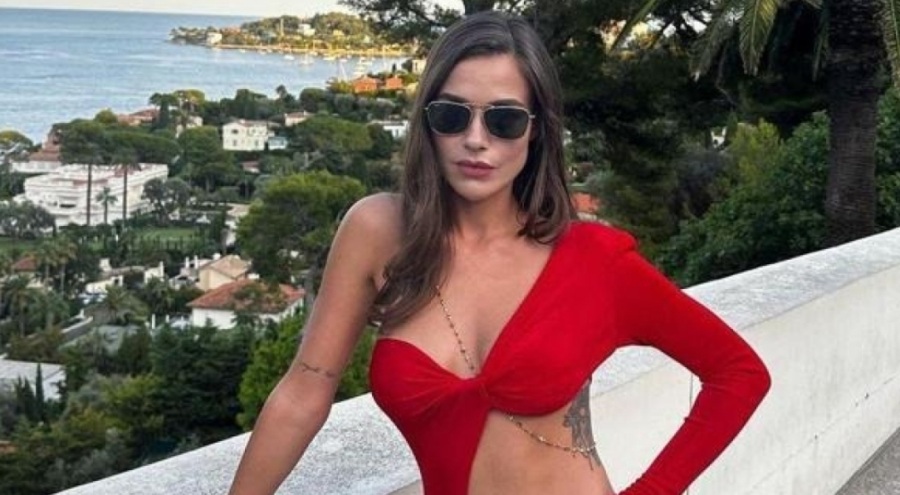 Evde bot giyen Bensu Soral, eleştirilere yanıt verdi