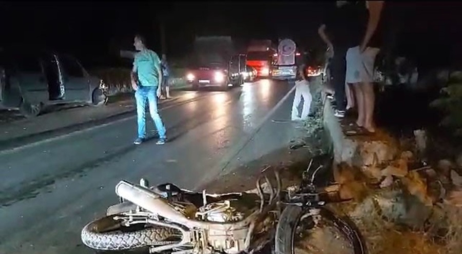 Bursa'da hafif ticari araçla kafa kafaya giren motosikletli savruldu!