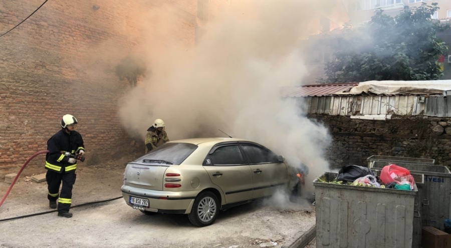 Bursa Gemlik'te otomobil alevlere teslim oldu