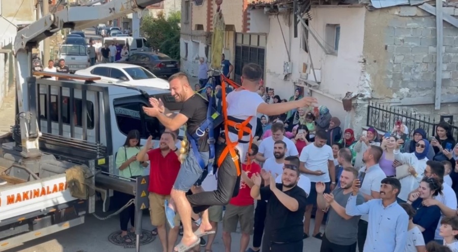 Bursa İznik'te garip gelenekler! Damadı vince asıp...