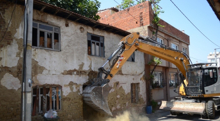 Bursa'da Küplüpınar Mahallesi'nde metruk bina yıkıldı