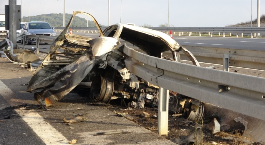 Bariyerin önünden girip arkasından çıktığı otomobil alev aldı: 2 ölü, 1 yaralı