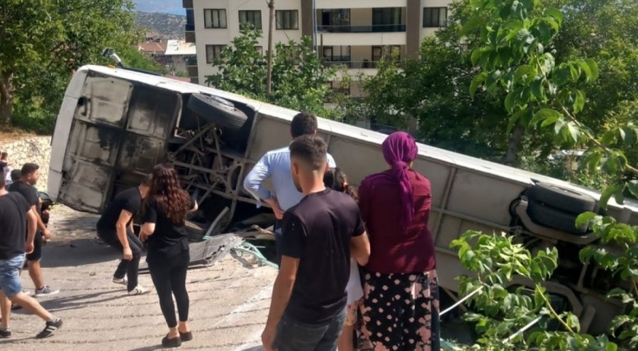 Karaman'da tur otobüsü kaza yaptı: 26 yaralı