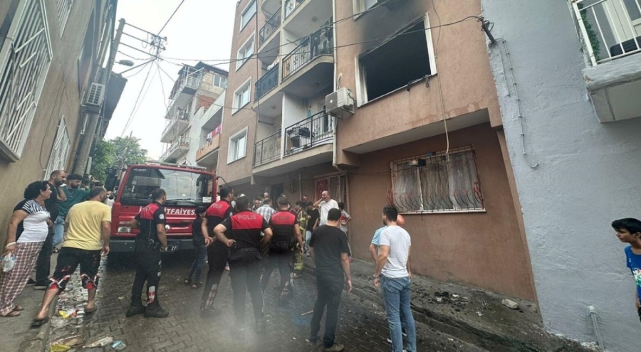 İzmir'de apartman yangını: 1'i bebek 9 kişi dumandan etkilendi