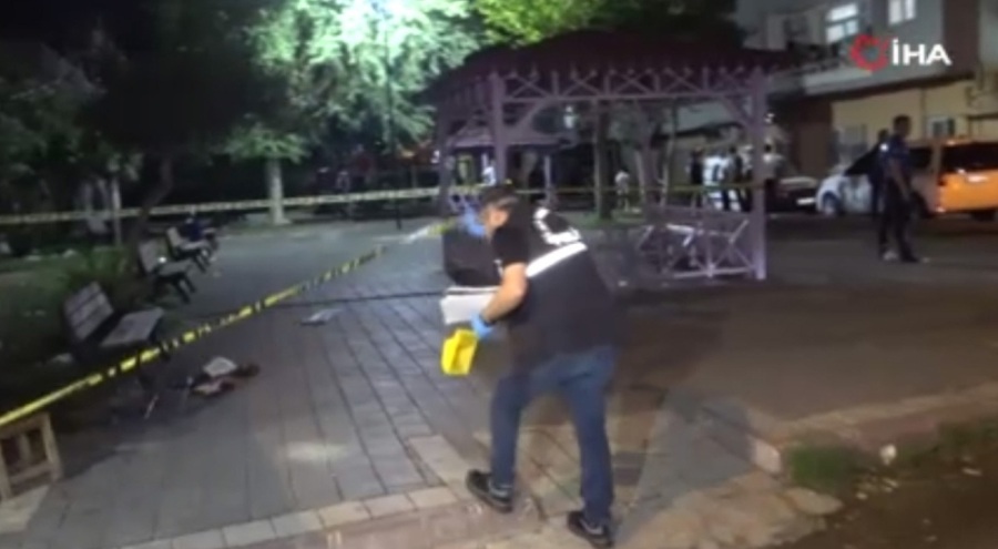 Adana'da parkta silahlı saldırı: 4 kişi kurşun yağmuruna tutuldu