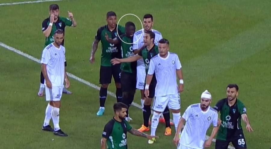 Ibrahima Fofana, rakip takımın oyuncusunun omzunu ısırdı!