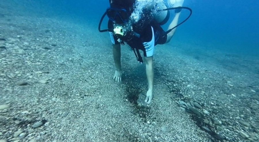 Konyaaltı Sahili'nde denizin dibinden kilolarca atık çıktı