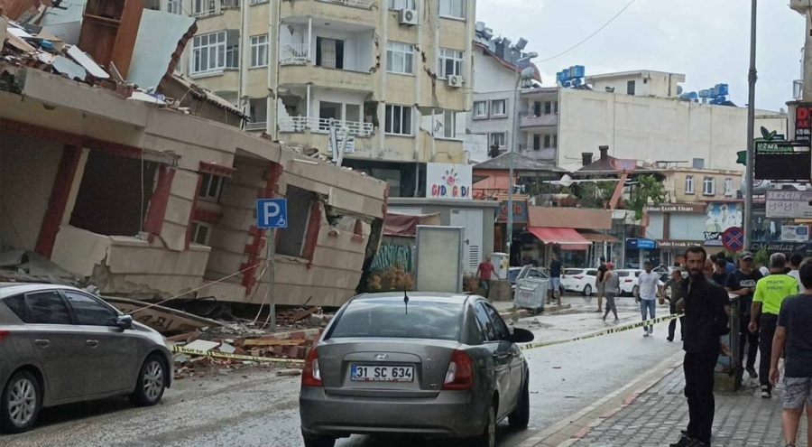6 Şubat depremlerinde hasar alan bina çöktü!